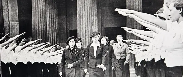 Pilar Primo de Rivera entre saludos fascistas.