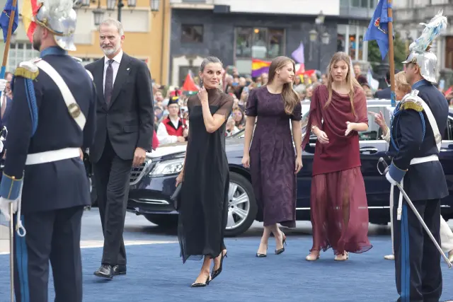 Vestido negro de seda y pendientes de diamantes: la reina Letizia conquista  los Premios Princesa de Asturias