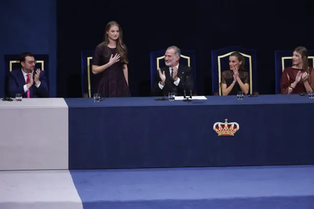 OVIEDO, 24/10/2025.- El rey Felipe, la reina Letizia (2-d), la princesa Leonor (2-i), la infanta Sofía (d) y el presidente del Prinipado de Asturias, Adrián Barbón (i), durante la ceremonia de entrega de los Premios Princesa de Asturias celebrada este viernes en el Teatro Campoamor, en Oviedo. EFE/Chema Moya