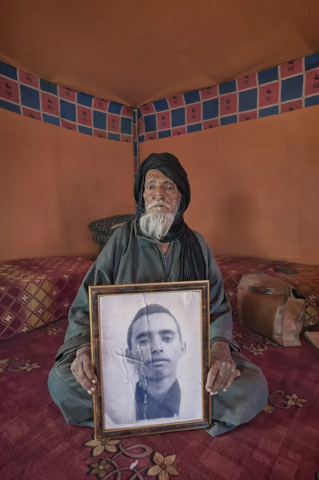 Mohamed Malainin Ali con la foto de su hijo Zaid, detenido y desaparecido por gendarmes marroquíes.
