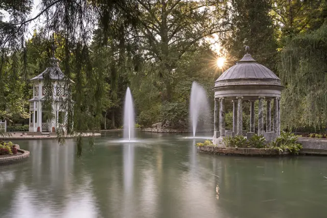 La ciudad está llena de fuentes y jardines llenos de magia.