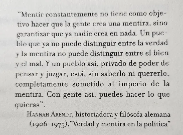 Cita de Hanna Arendt ("Verda y mentira en la Políri