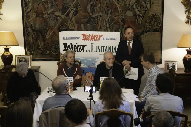 Los autores con el embajador de Portugal en España.