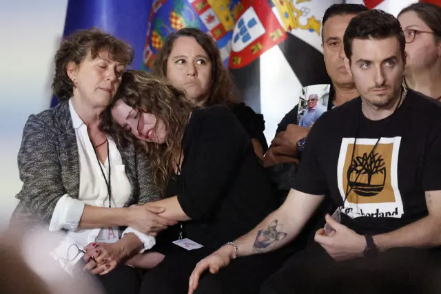 VALENCIA, 29/10/2025.- Familiares de las 237 víctimas de la dana durante el funeral de Estado celebrado este miércoles en Valencia con motivo del primer aniversario de la tragedia, que está presidido por los reyes Felipe y Letizia. EFE/ Kai Forsterling