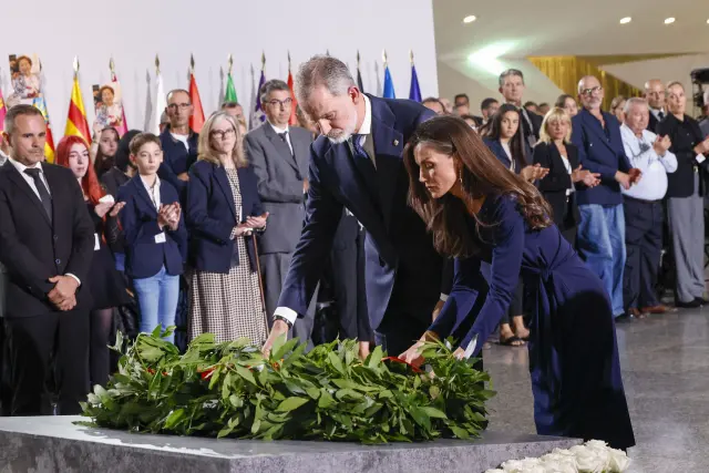 VALENCIA, 29/10/2025.- Los reyes Felipe VI y Letizia hacen una ofrenda durante el funeral de Estado por las 237 víctimas de la dana del 29 de octubre de 2024, este miércoles en Valencia. EFE/FRANCISCO GOMEZ/CASA S.M EL REY - SOLO USO EDITORIAL/SOLO DISPONIBLE PARA ILUSTRAR LA NOTICIA QUE ACOMPAÑA (CRÉDITO OBLIGATORIO)