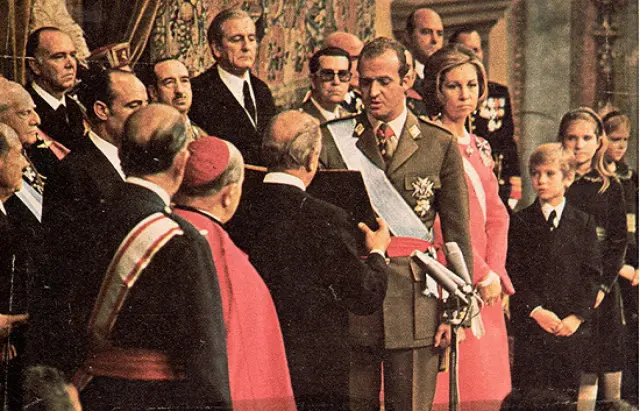 Momento en que Juan Carlos I jura como rey en el Congreso.