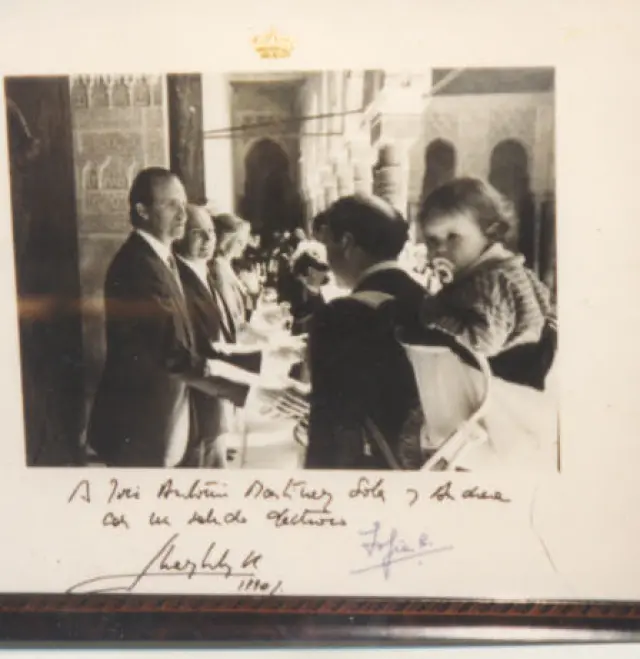 Foto con mi hija Andrea a cuestas dedicada por los reyes Juan Carlos y Sofía en 1986. Entonces Eera un tipo simpático y "campechano", capaz de engañar a muchos. Durante los primeros años de la Democracia, nos convenía protegerle de sus propios escándalos, conocidos y difíciles de probar, pues actuaba como una vacuna escñandalos. era un vancuna contr el nunker frqeusta