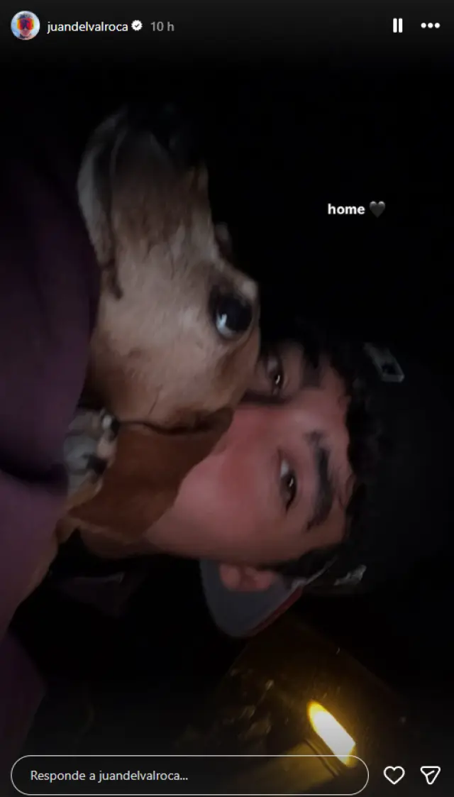 Juan, dentro del coche, con su perra.