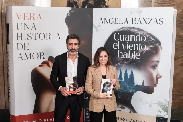 El ganador del Premio Planeta 2025, Juan del Val, y la finalista del Premio Planeta 2025, Ángela Banzas, durante la presentación de las novelas ganadora y finalista del Premio Planeta 2025, en el Instituto Cervantes de Madrid, a 4 de noviembre de 2025, en Madrid (España). Las novelas Vera, una historia de amor de Juan del Val, ganadora del Premio Plantea 2025, y Cuando el viento hable de Ángela Banzas, finalista del mismo premio, se han presentado hoy en el Instituto Cervantes y saldrán a la venta mañana 5 de noviembre. 04 NOVIEMBRE 2025 Diego Radamés / Europa Press 04/11/2025