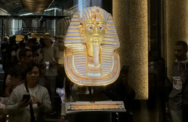 GUIZA (EGIPTO), 04/11/2025.- La máscara mortuoria de Tutankamón, de oro puro, la primera vez que se expone en el Gran Museo Egipcio (GEM) tras la inauguración que tuvo lugar el sábado pasado en Guiza. EFE/Shady Roshdy