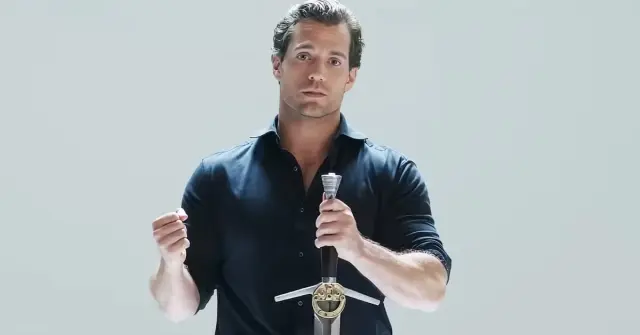 Henry Cavill en una foto promocional de 'Los inmortales'.