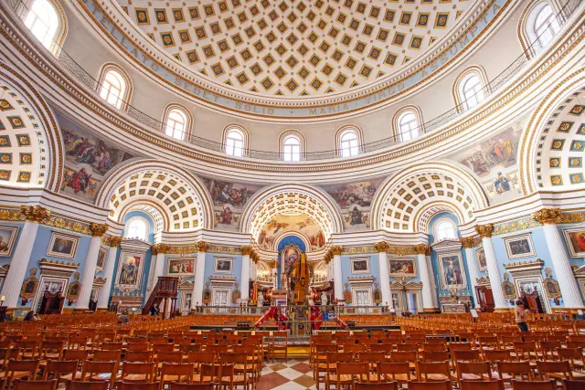 Interior de la Iglesia de Santa María de la Asunción (Rotonda de Mosta) en Mosta, Malta
