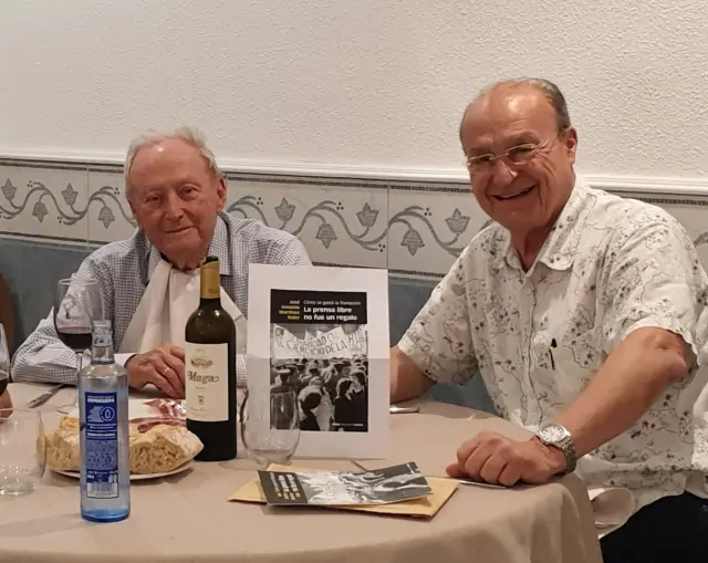 Con el teniente general Cassinello, el día que se publicaron mis memorias ("La prensa libre no fue un regalo") en el restaurante donde los almerienses transterrados a Madrid celebrábamos nuestros almuerzos y tertulias mensuales.