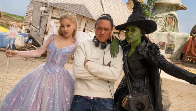 Jon M. Chu con Ariana Grande y Cynthia Erivo en el set de 'Wicked: Parte II'