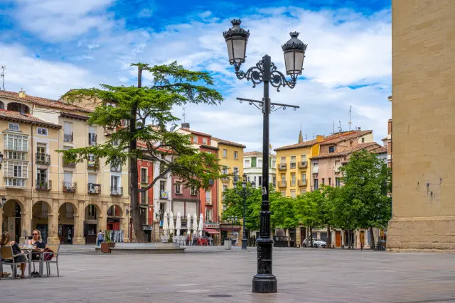 Aunque la calle Laurel tiene ambiente todo el año, quizás diciembre permite una visita más relajada para disfrutar sin prisas ni sobresaltos. Luces navideñas y una buena gastronomía pueden ser buenos acompañantes en este puente.