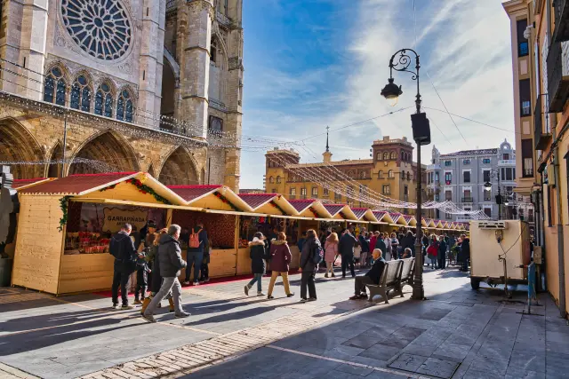 Aunque el frío apriete en diciembre, merece mucho la pena disfrutar de la catedral iluminada y recorrer las callejuelas del Húmedo. Los mercadillos de artesanía y platos calientes ayudan siempre a entrar en calor.