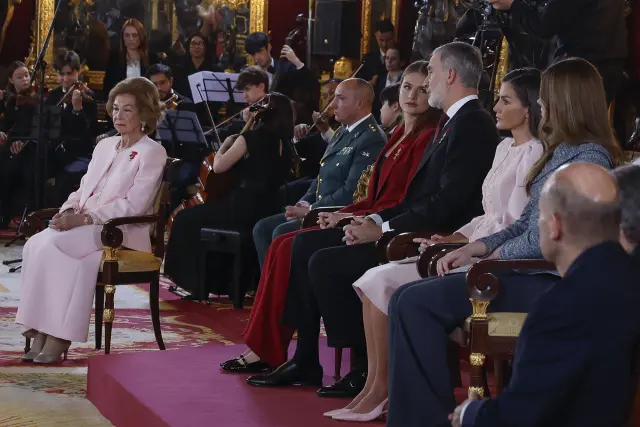 El guiño de la reina Letizia a su suegra, Sofía, coincidiendo con el mismo 'look' en la celebración de los 50 años de Monarquía