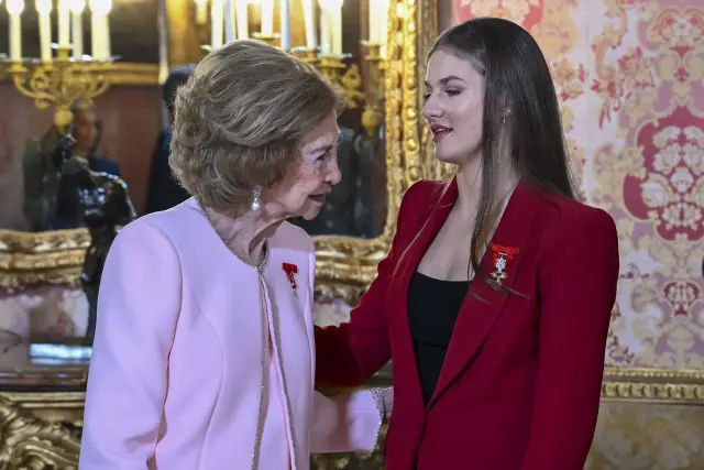 MADRID, 21/11/2025.- La reina Sofía, y la princesa Leonor, durante el acto de conmemoración del 50 aniversario de restauración de la monarquía, este viernes en el palacio Real en Madrid. La reina Sofía, el expresidente del Gobierno Felipe González y los padres de la Constitución Miquel Roca y Miguel Herrero reciben este viernes de manos del rey Felipe VI el Toisón de Oro, la más alta distinción que concede la Casa Real española y cuya historia se remonta a casi 600 años.-EFE/ Fernando Villar
