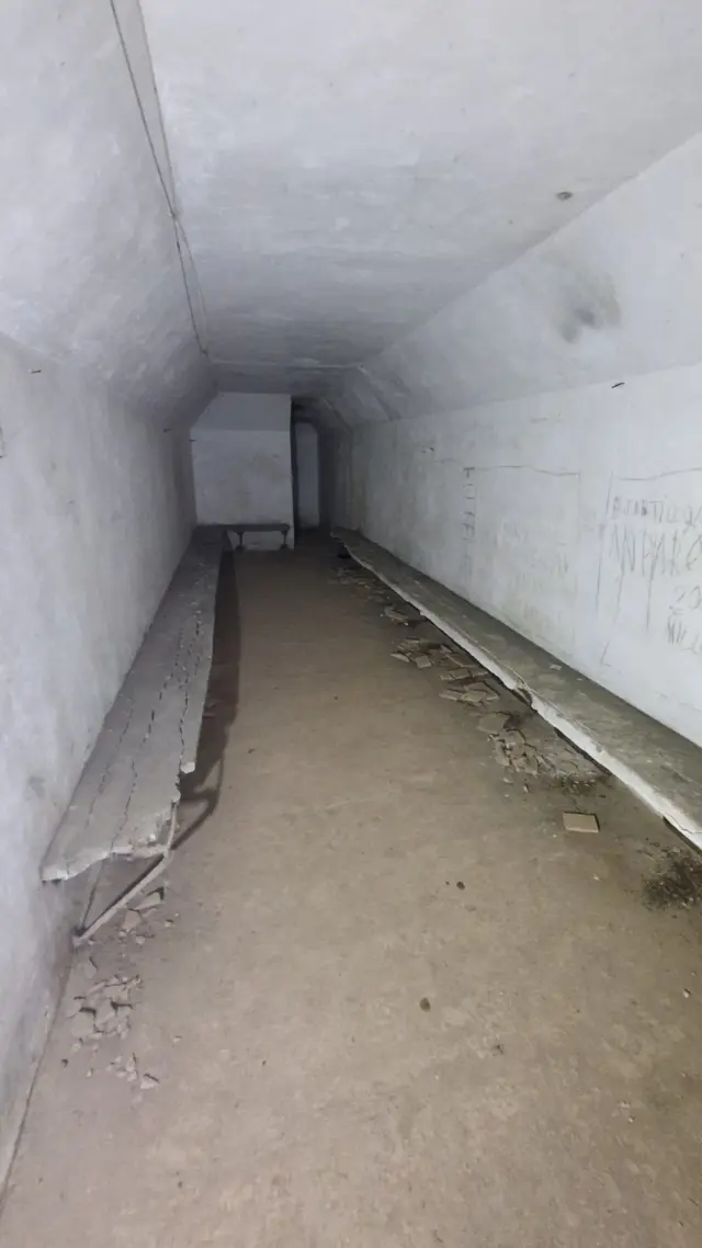 Una sala del refugio con un banco.