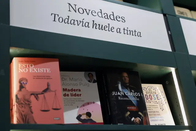 MADRID, 03/12/2025.- El libro de memorias del rey Juan Carlos I, padre de Felipe VI, titulado 'Reconciliación', llega este miércoles a las librerías en español, casi un mes después de su publicación en Francia, una obra en la que repasa su vida desde su nacimiento en el exilio en Roma el 5 de enero de 1938. Unas memorias narradas en primera persona que publica la editorial Planeta y cuyo contenido llenó ya páginas de periódicos y horas de tertulias en radios y televisiones españolas, después de que el pasado 5 de noviembre saliera la edición en francés. EFE/ Mariscal