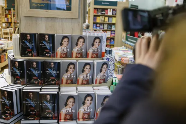 MADRID, 03/12/2025.- El libro de memorias del rey Juan Carlos I, padre de Felipe VI, titulado 'Reconciliación', llega este miércoles a las librerías en español, casi un mes después de su publicación en Francia, una obra en la que repasa su vida desde su nacimiento en el exilio en Roma el 5 de enero de 1938. Unas memorias narradas en primera persona que publica la editorial Planeta y cuyo contenido llenó ya páginas de periódicos y horas de tertulias en radios y televisiones españolas, después de que el pasado 5 de noviembre saliera la edición en francés. EFE/ Mariscal