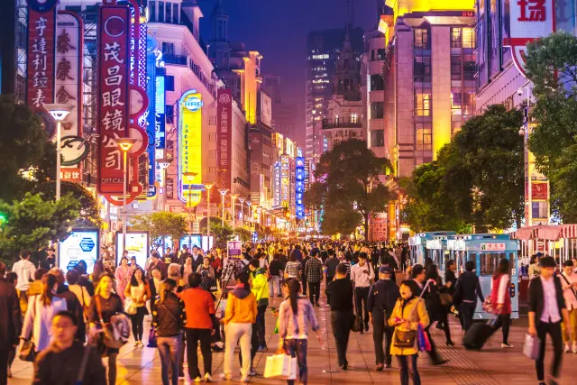 El principal centro financiero chino (con permiso de Hong Kong) es una ciudad vibrante, con una animada vida cultural y multitud de planes.