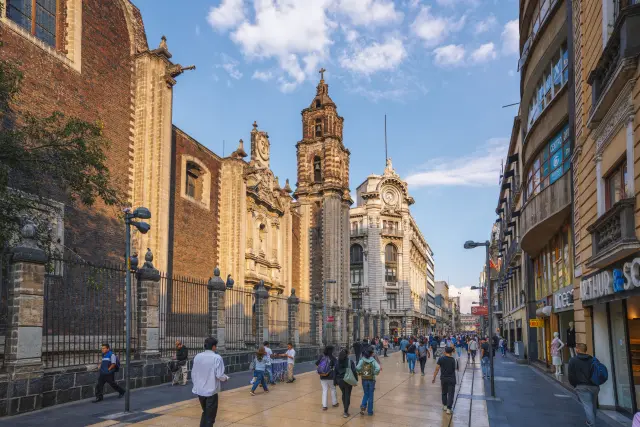 La calidez de sus residentes hace sentir a todo el mundo bienvenido, pero es que además, tiene mucha historia a sus espaldas y un sinfín de lugares a visitar.