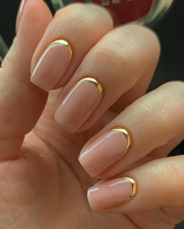 Manicura francesa invertida dorada.