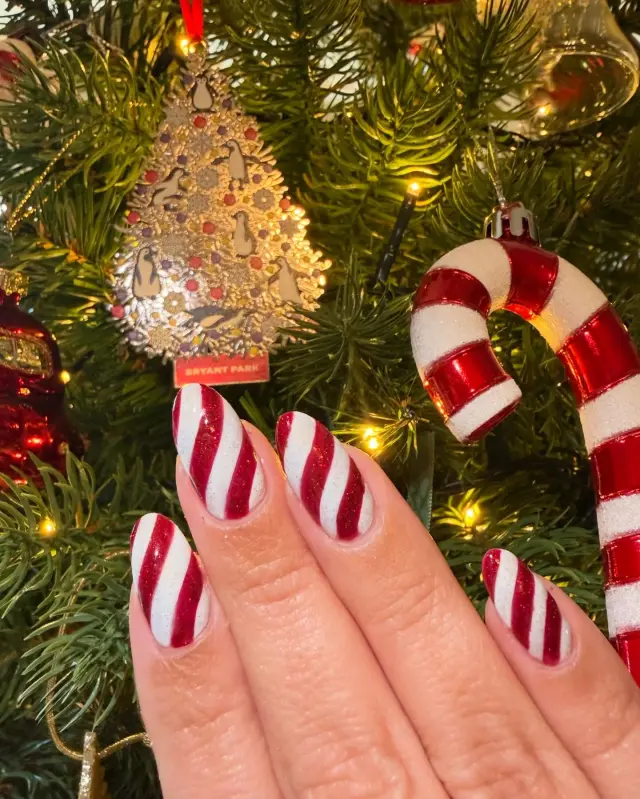 Manicura 'candy cane'.