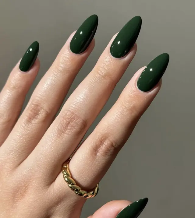 Manicura verde abeto.