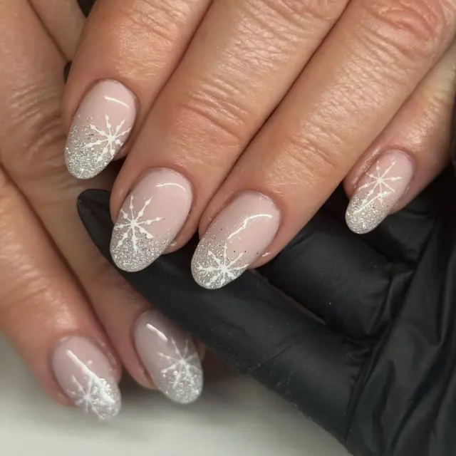 Manicura nude con copos de nieve.