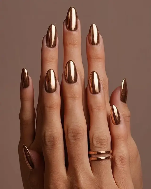 Uñas metalizadas en dorado.