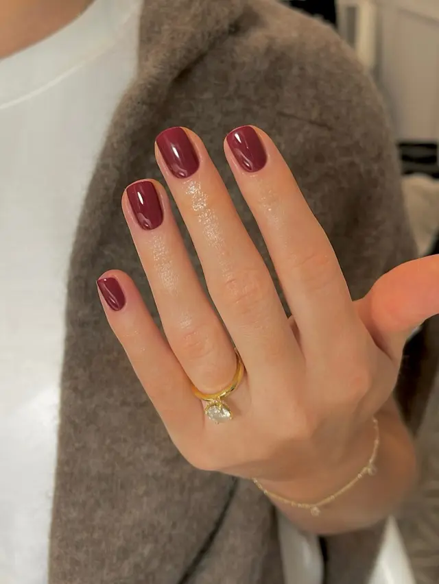 Uñas granate para Navidad.