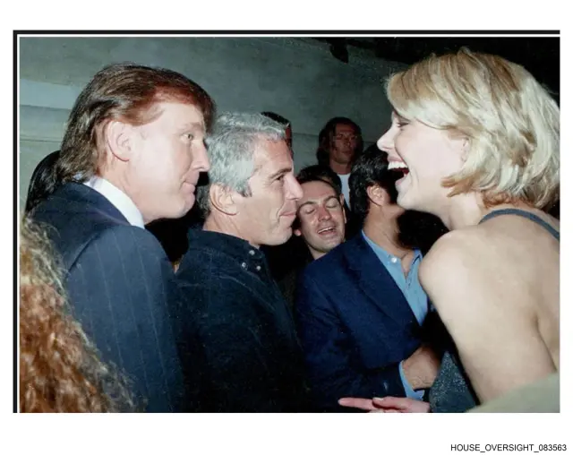 Donald Trump y Jeffrey Epstein en una de las nuevas fotos reveladas