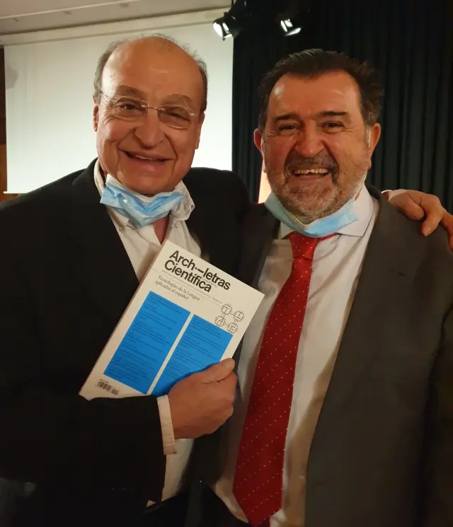 Con Arsenio Escolar, filólogo y periodista. Al dejar la dirección editorial de 20minutos, donde compartí con él experiencias y risas inolvidables, fundó Archiletras, un puente para ingresar algún día en la Real Academia de la Lengua. Tiene más méritos que algunos de los que ocupan sus sillones.