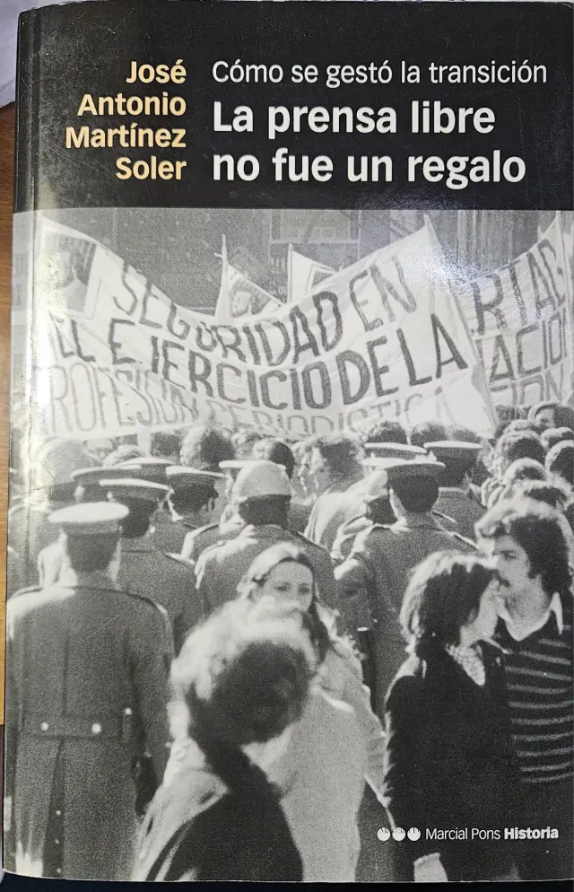 Tuve el honor de que mi libro de memorias ("La prensa libre no fue un regalo") fuera presentado en Marcial Pons por mi comadre Ana R. Cañil y por Ignacio Escolar. No encuentro esa foto, pero mi recuerdo y agradecimiento siguen vivos.