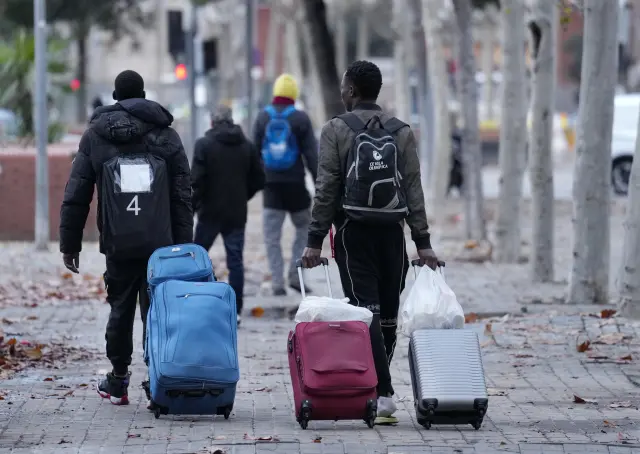 GRAFCAT5807 Badalona (BARCELONA) 17/12/2025.- Los Mossos d,Esquadra han empezado a desalojar esta mañana el antiguo instituto B9 de Badalona (Barcelona), en donde residen decenas de personas, la mayoría de origen inmigrante. EFE/ Alejandro Garcia
