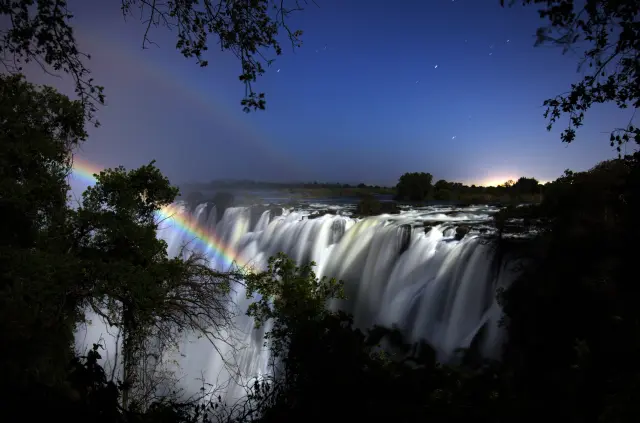 Se trata de un fenómeno extraño que se produce cuando la luz de la luna se refleja en las gotas de agua del rocío de las Cataratas Victoria durante las noches de luna llena.