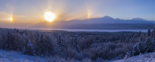 La refracción de la luz en cristales de hielo genera este fenómeno en el que se aprecian en el horizonte dos soles laterales falsos, además del verdadero.