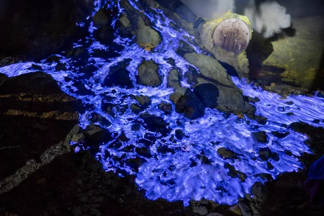 La combustión de gases de azufre produce estas llamas azules por la noche. Se trata de un fenómeno muy extraño.