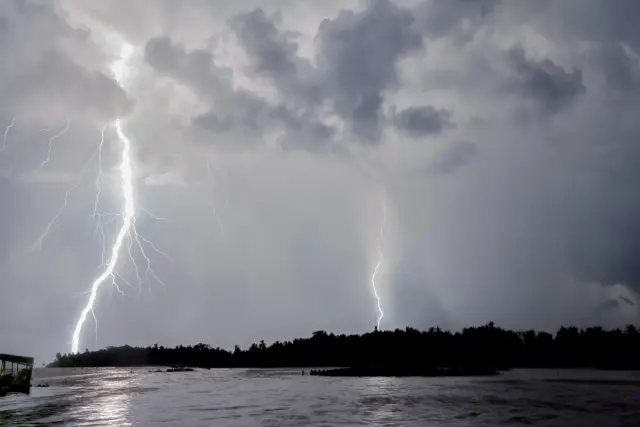 Esta tormenta casi constante sobre el Lago Maracaibo se produce muchas noches al año, como consecuencia de la topografía del lago. Son descargas eléctricas que se producen durante horas seguidas.