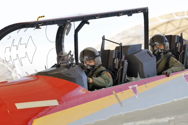 La princesa, con su instructora