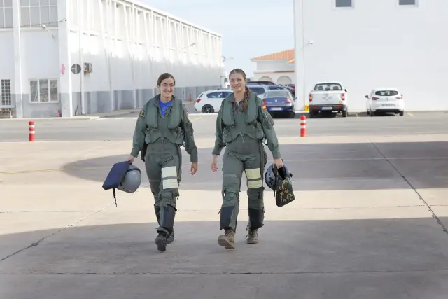 Leonor, con su instructora.