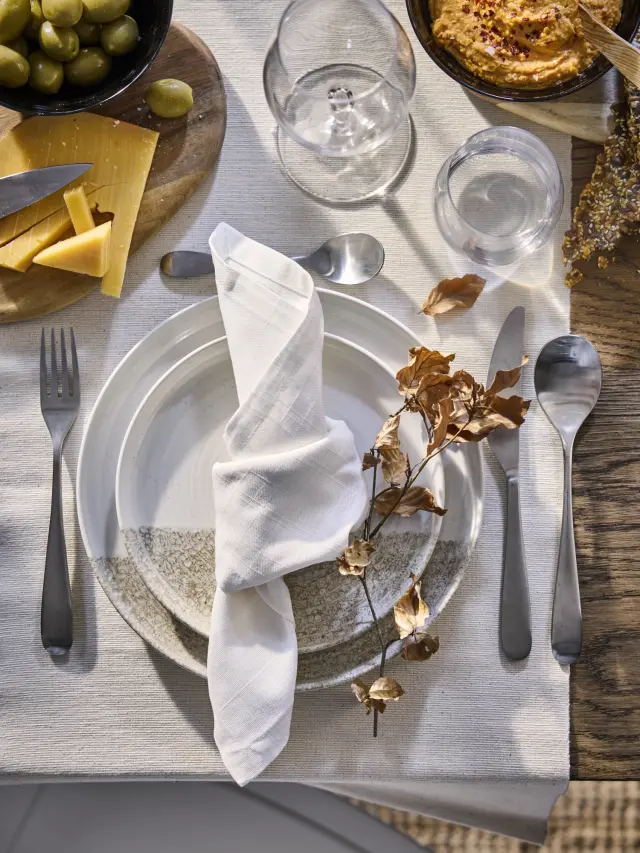 Los cubiertos de la marca están hechos de acero inoxidable.