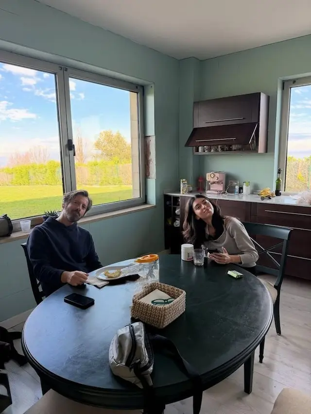 Quique, con Lucía Rivera en la cocina de la casa.