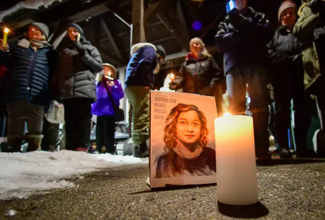 Una foto de Renee Good, que fue asesinada a tiros por el Servicio de Inmigración y Control de Aduanas de Estados Unidos en Minneapolis el miércoles, se muestra durante una vigilia con velas en Pliny Park, en Brattleboro, Vermont, el jueves 8 de enero de 2026.
