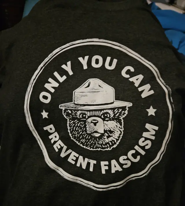 Camiseta para el tenis, regalo de mis hijos. El popular oso vestido de guardia forestal que en los años 50 animaba a prevenir el fuego en los bosques, vale ahora para recordarnos que "solo tú puedes prevenir el fascismo"