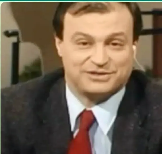 Aún tenía algo de pelo. Para evitar los brillos de mi calva franciscana, en maquillaje me cubrían de negro la coronilla con un corcho ahumado.