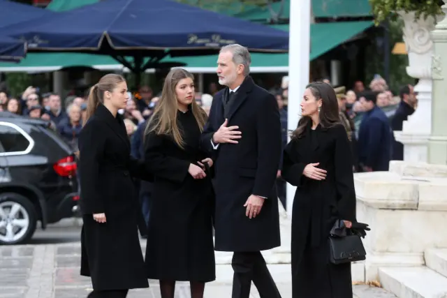 Los reyes presiden en Atenas el funeral de Irene de Grecia con la tristeza añadida del mortal choque de trenes en Adamuz