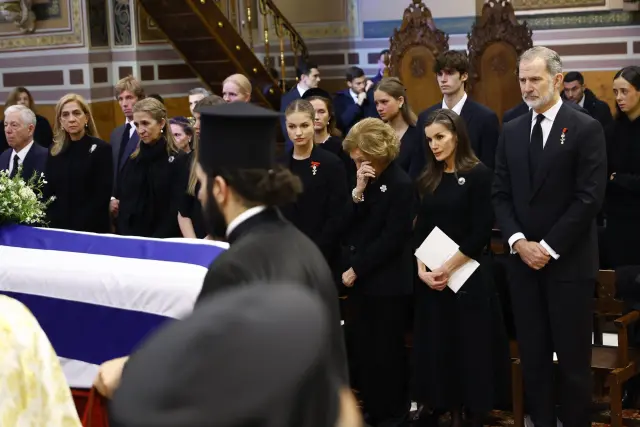 ATENAS, 19/01/2026.- (De d a i) El rey Felipe VI, la reina Letizia, la reina Sofía, la princesa Leonor, la infanta Sofía, la infanta Elena y la infanta Cristina asisten a la misa por la princesa Irene de Grecia en la Catedral de Atenas, este lunes. La princesa Irene de Grecia será enterrada este lunes en el cementerio de Tatoi de Atenas tras el funeral que se celebrará en la Catedral Metropolitana al que asistirán la familia real española y otros representantes de monarquías europeas. EFE/ Francisco Gómez/casa Real  SOLO USO EDITORIAL/SOLO DISPONIBLE PARA ILUSTRAR LA NOTICIA QUE ACOMPAÑA (CRÉDITO OBLIGATORIO)